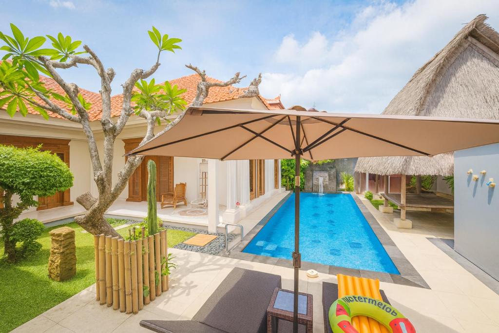 Hồ bơi trong/gần villa legong