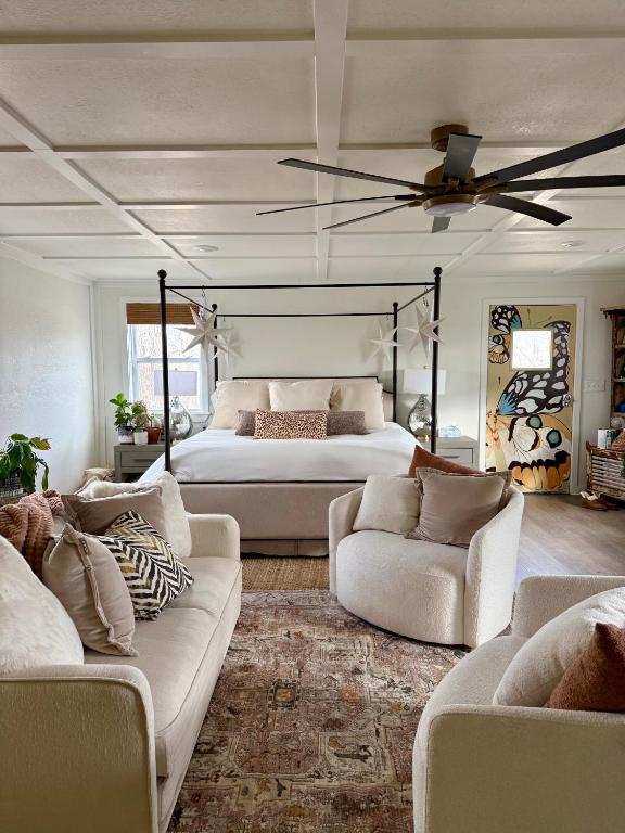 una camera con un letto e due divani di The Wing - luxurious king suite tiny studio home! a Eureka Springs