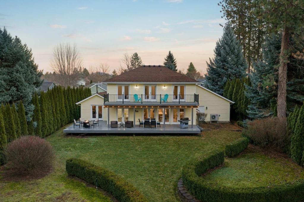 ein großes Haus mit einer großen Terrasse im Hof in der Unterkunft Black Bay Getaway Private Bay Access in Post Falls