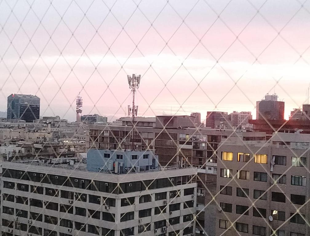 vista sulla città da dietro una recinzione di Departamento tauro a Santiago