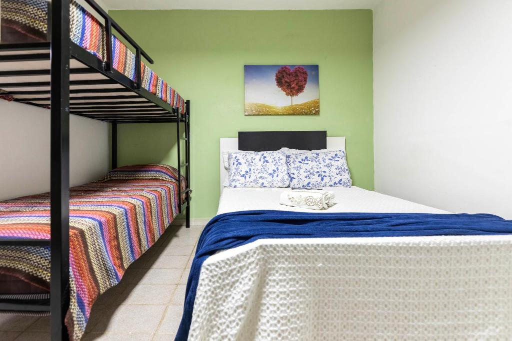 een slaapkamer met een stapelbed naast een stapelbed gmaxwell gmaxwell gmaxwell bij Casa espaçosa para 8 hóspedes in Volta Redonda