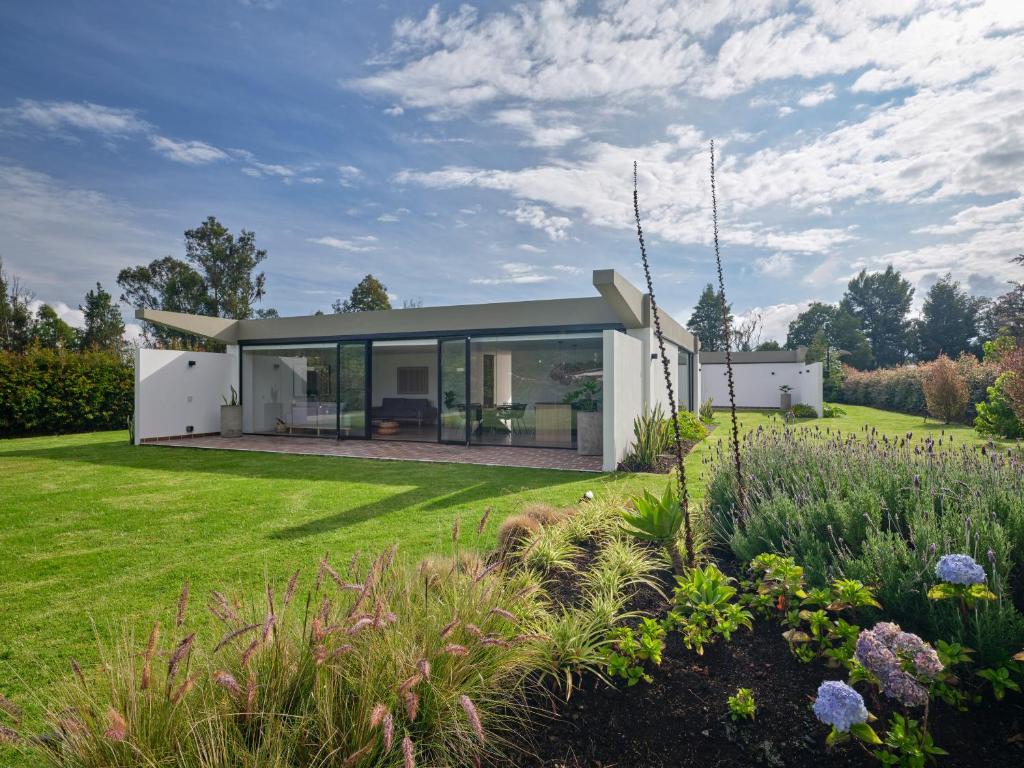 een modern huis met een groene tuin bij Casa Guasca in Guasca