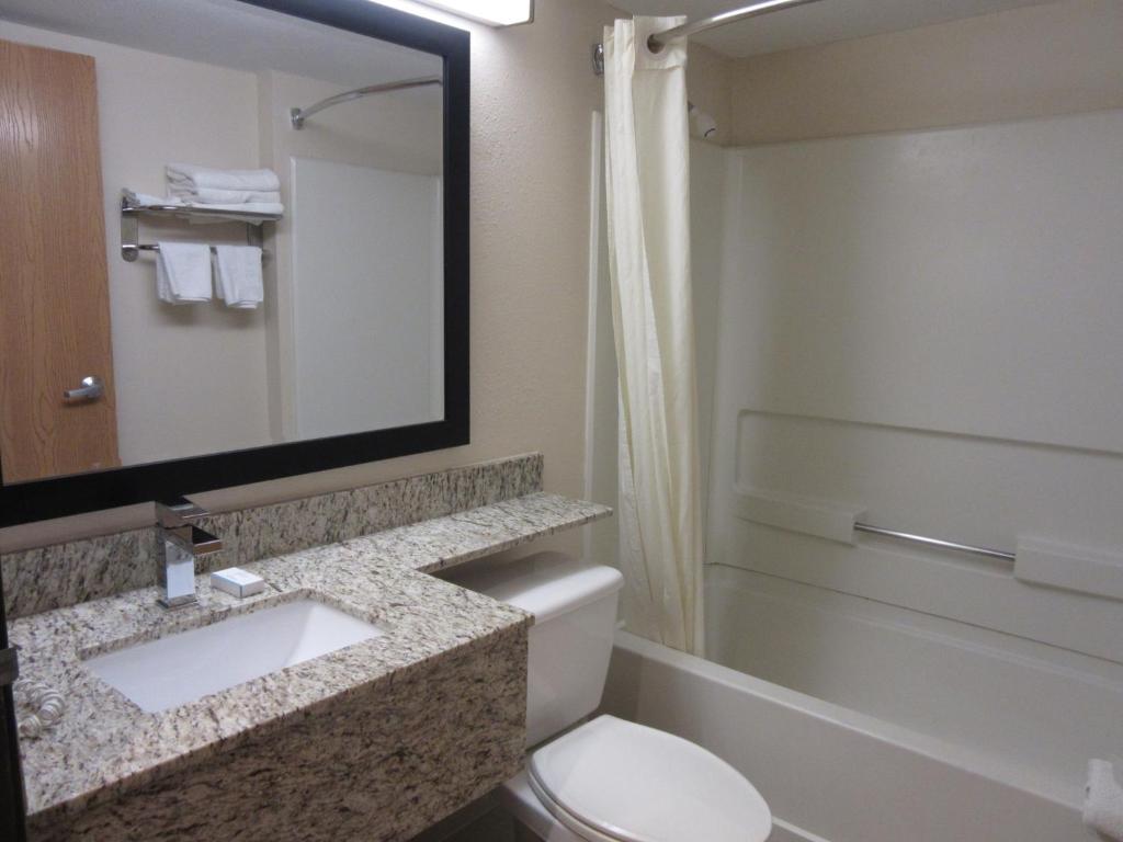Travelodge by Wyndham Arlington/Dallas Area - Suite Queen