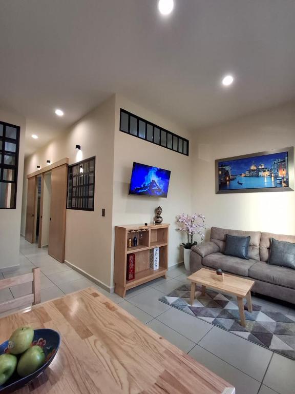 een woonkamer met een bank en een tafel bij Monarca in Uruapan del Progreso