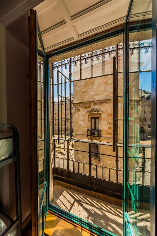 A balcony or terrace at Hostel Covent Garden by gaiarooms