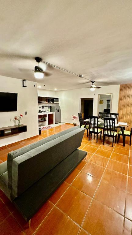 een woonkamer met een bank en een eetkamer bij Hogar Kada in Tepic