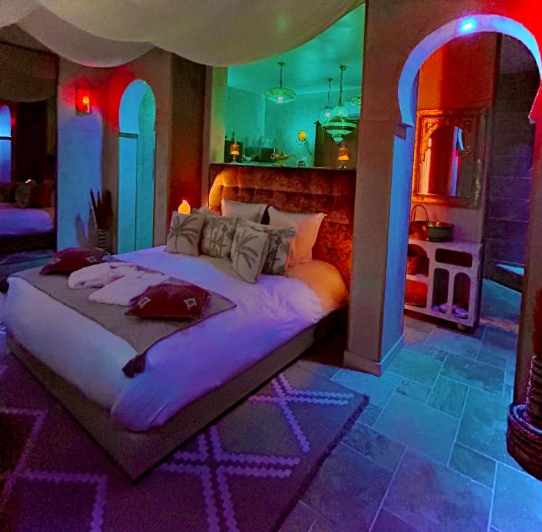 Postel nebo postele na pokoji v ubytování Suite 5 étoiles 1001 Merveilles avec jacuzzi et jeu pour adulte