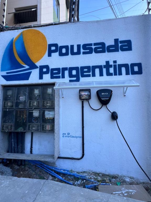 een bord voor een tankstation met gerimpelde perinephrine bij Pousada Pergentino in Maceió