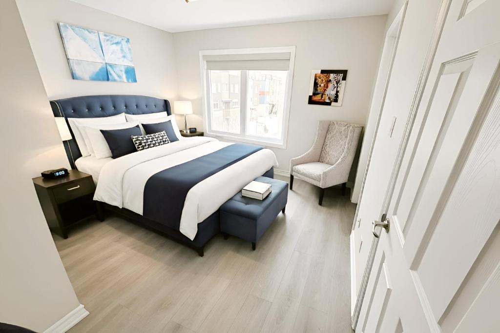 Postel nebo postele na pokoji v ubytování Modern 4BR Ottawa Townhouse Free Parking
