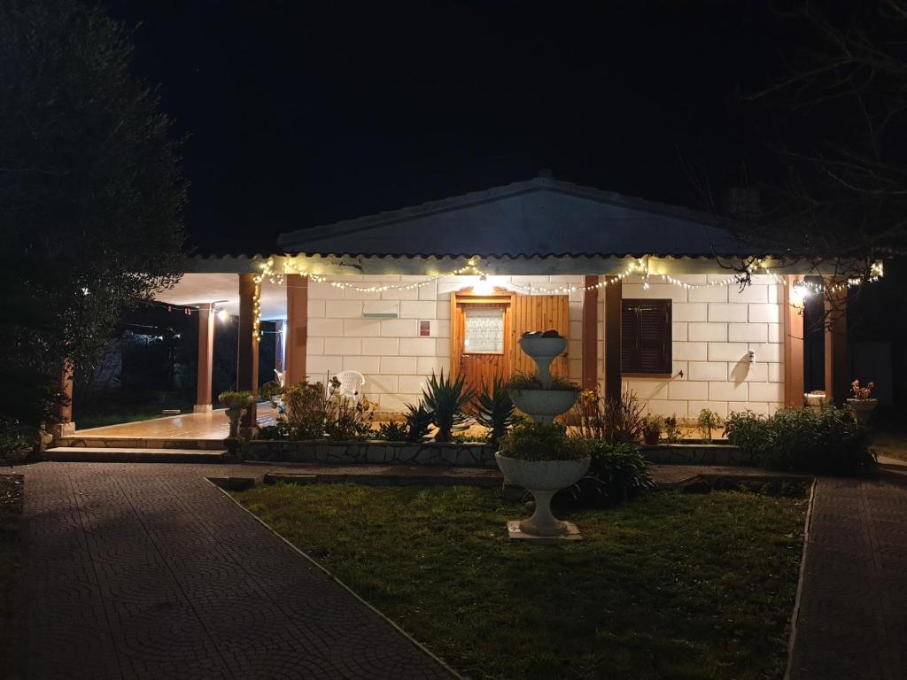 een huis met 's nachts licht aan de voorkant bij Villetta Mare Australe in Ardea