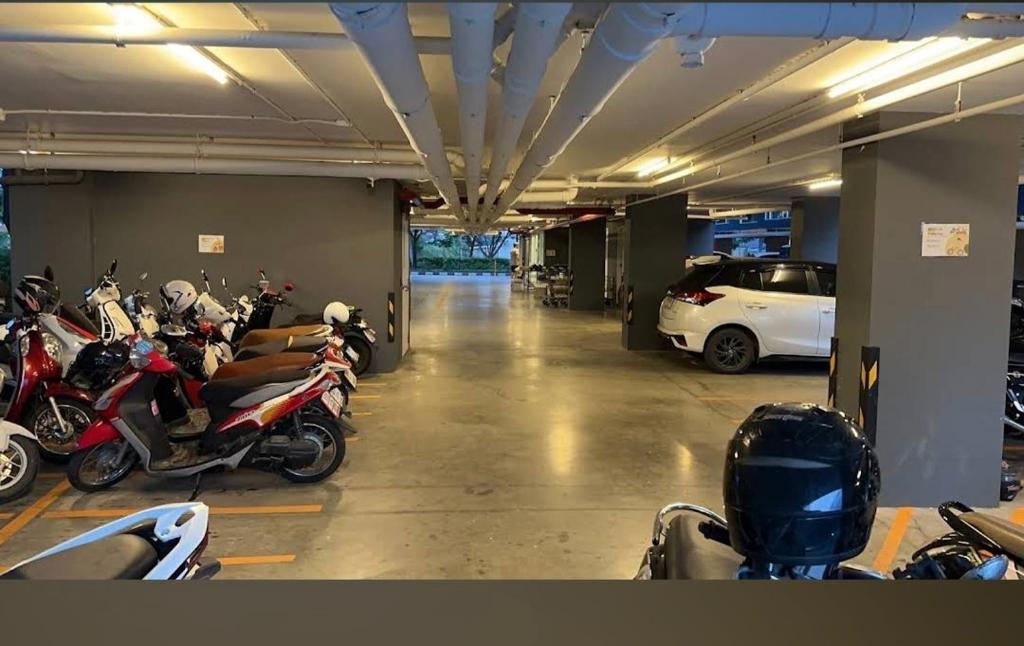 un garage con un gruppo di moto parcheggiate lì di warm house chiang mai a Chiang Mai