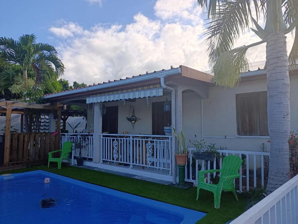 Bazén v ubytování Tortue marine nebo v jeho okolí