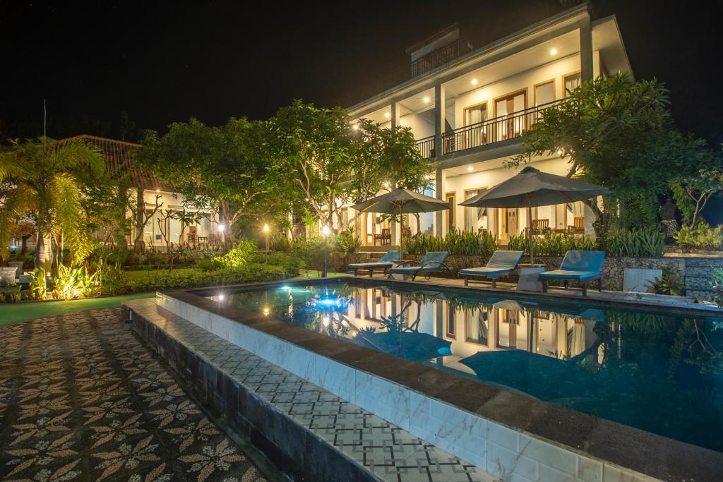 ein Hotel mit Swimmingpool bei Nacht in der Unterkunft Govardhan Nusa Penida in Nusa Penida