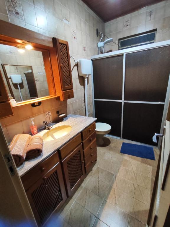 a bathroom with a sink and a toilet and a mirror at La Casa de la Esquina en el Centro in São Gabriel