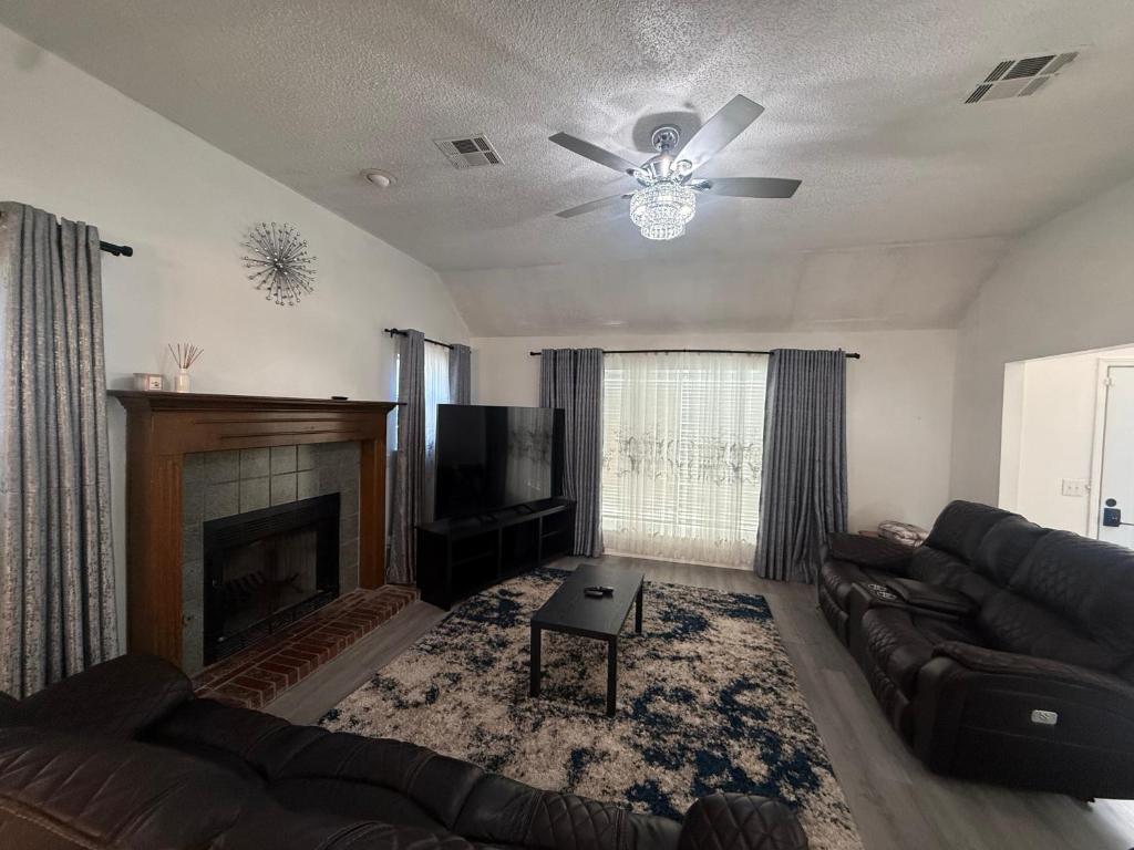 ein Wohnzimmer mit Sofa und Kamin in der Unterkunft Emmanuel House in Tulsa