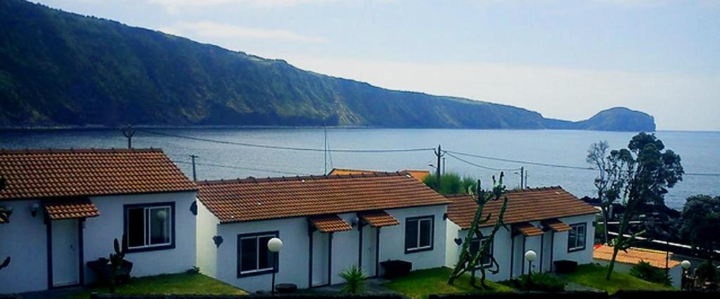 una casa con vistas a un cuerpo de agua en Residencias Varadouro, en Varadouro