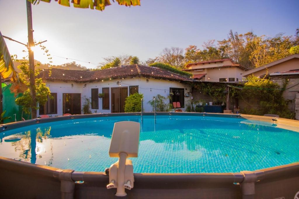 una piscina davanti a una casa di Casa de Campo San Isidro a Rovine di Copán