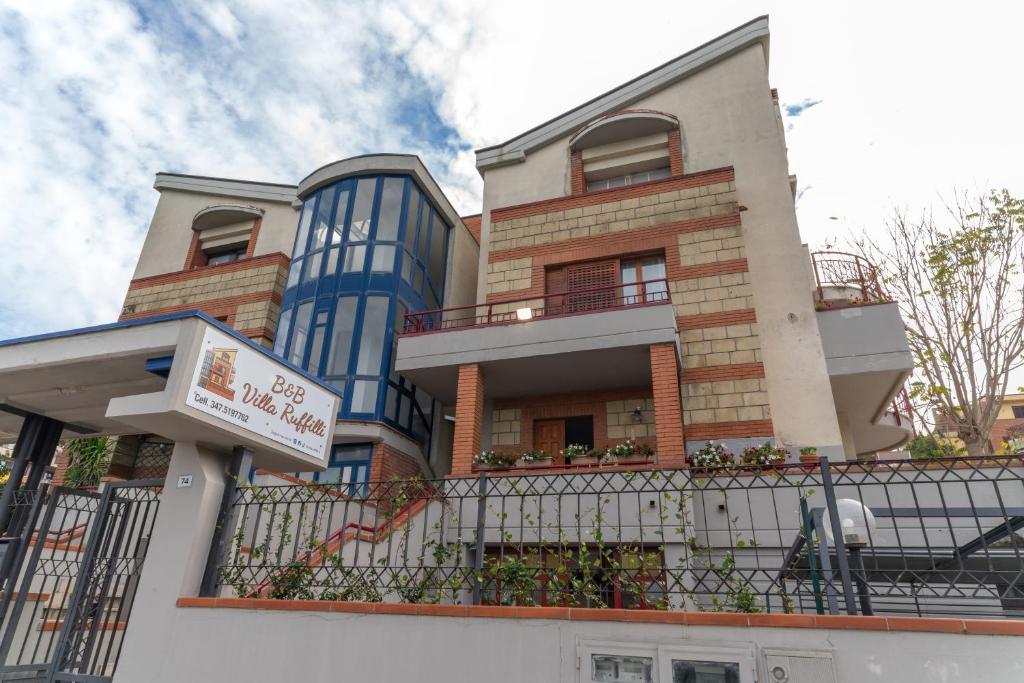 ein Gebäude mit einem Balkon und einem Schild daran in der Unterkunft Villa Ruffilli in Benevento