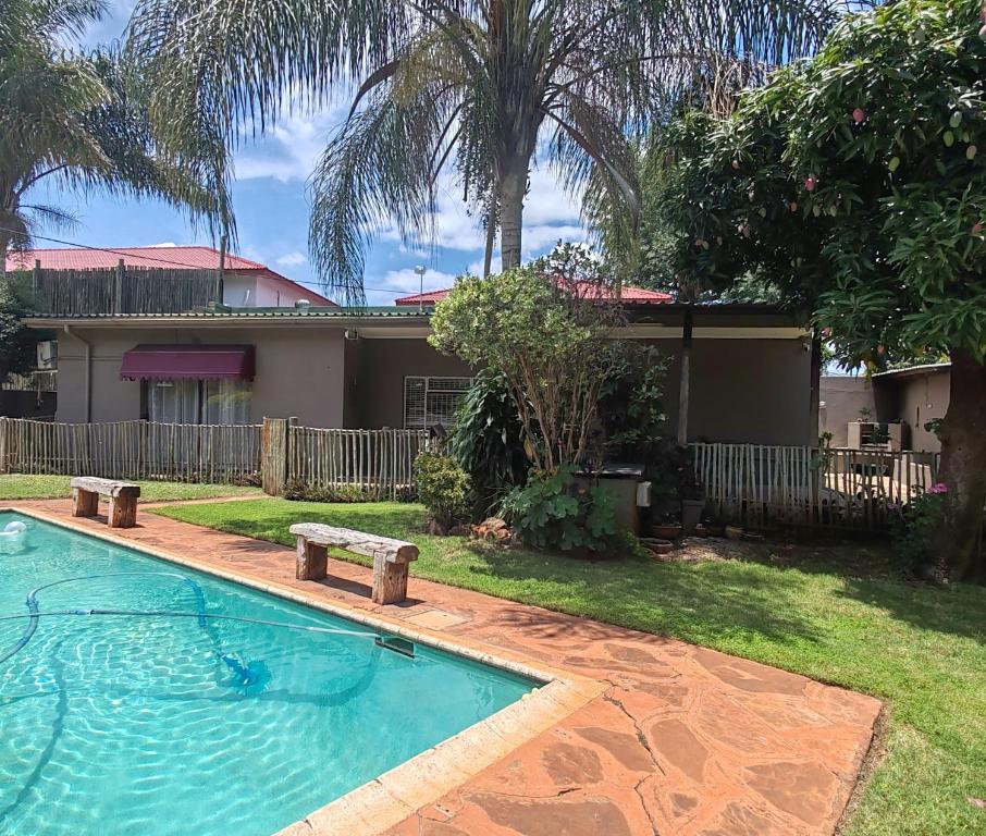 een huis met een zwembad in de tuin bij Ducks Nest in Malelane