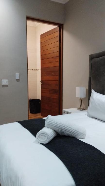 Postel nebo postele na pokoji v ubytování Mnembe Safari Game Reserve