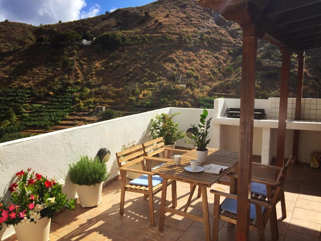 エルミグアにあるCasa Abuelo Pepeの山の景色を望むパティオ(テーブル、椅子付)