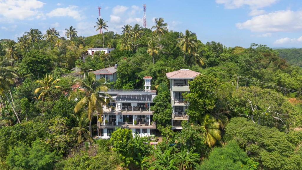乌纳瓦图纳劳拉之家酒店的丛林山丘上的房屋