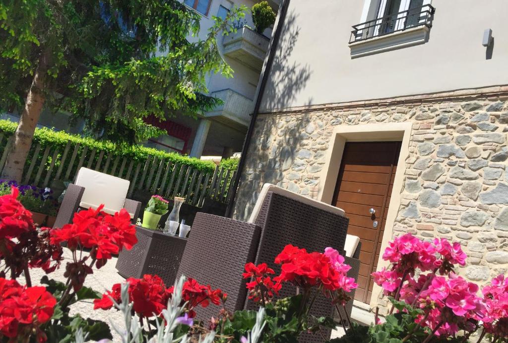 een groep stoelen en bloemen voor een gebouw bij Villa Lidia Teramo in Teramo