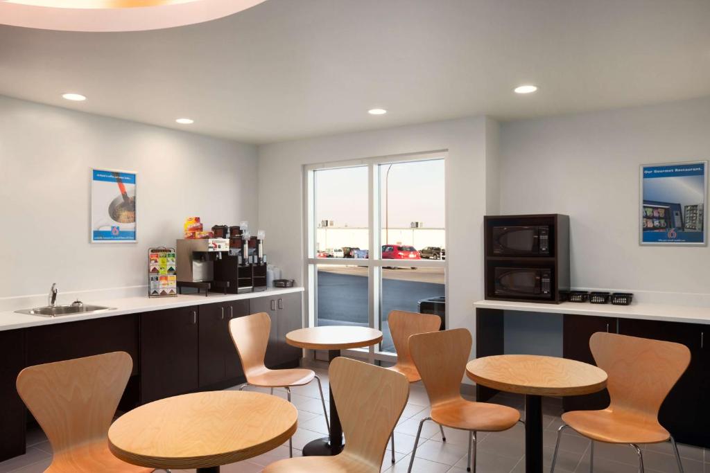 Kuchyň nebo kuchyňský kout v ubytování Motel 6-Swift Current, SK