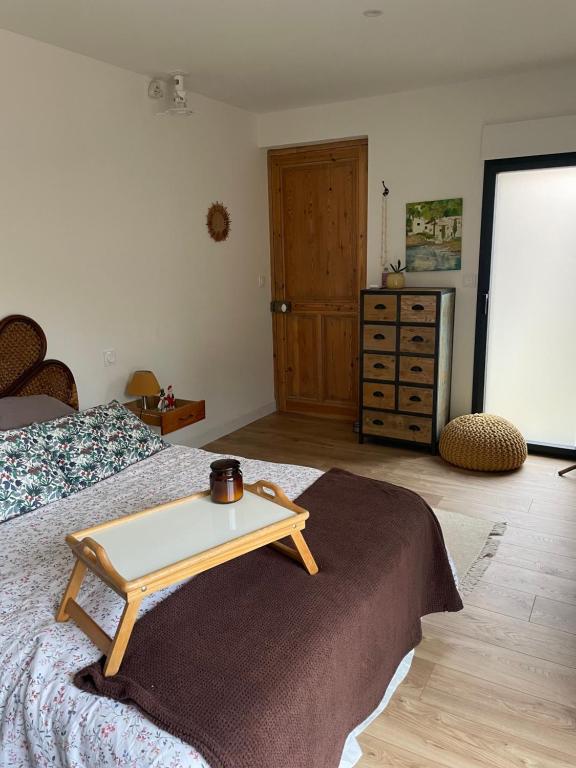 een kamer met een bed en een dienblad erop bij Chambre privative in Auch
