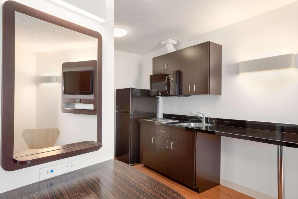 Kuchyň nebo kuchyňský kout v ubytování Motel 6-Swift Current, SK
