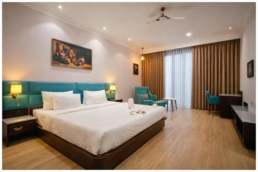 Giường trong phòng chung tại Hotel Mindass Grand Near Sri Krishna Janambhoomoi - Restaurant & Parking &Fully Air conditioning Luxuary Room - Top Rated Hotel In Mathura