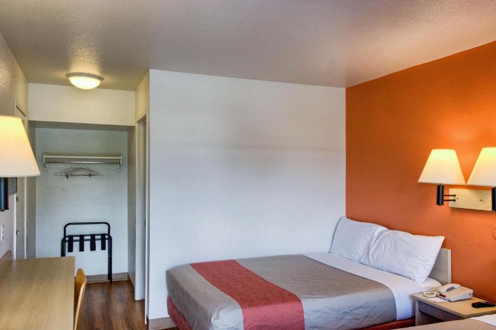 Postel nebo postele na pokoji v ubytování Motel 6-Everett, WA - North