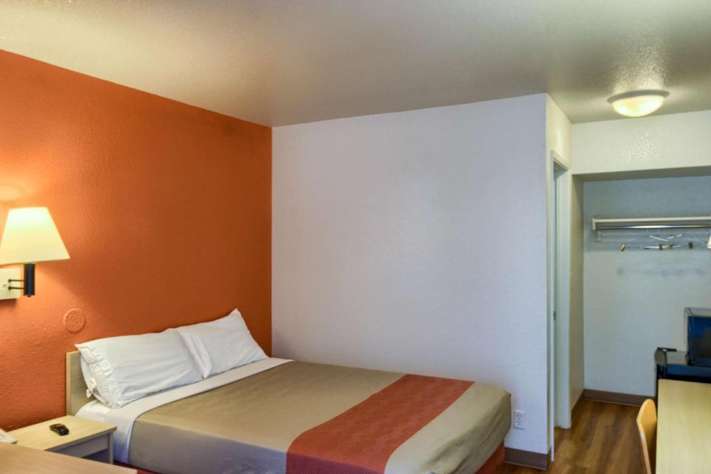 Postel nebo postele na pokoji v ubytování Motel 6-Everett, WA - North