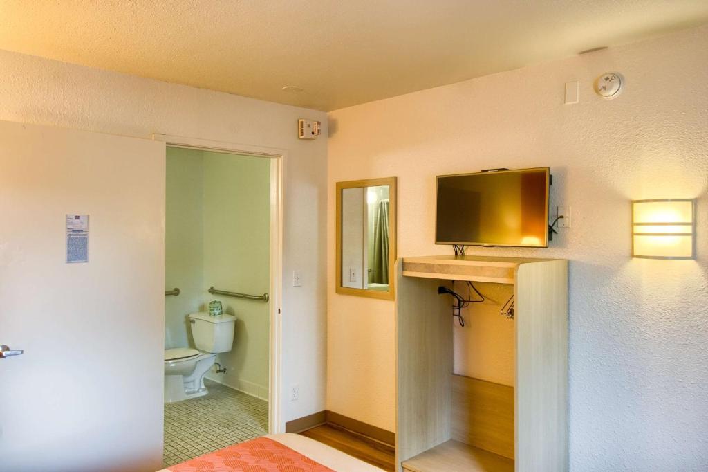 Koupelna v ubytování Motel 6-Everett, WA - North