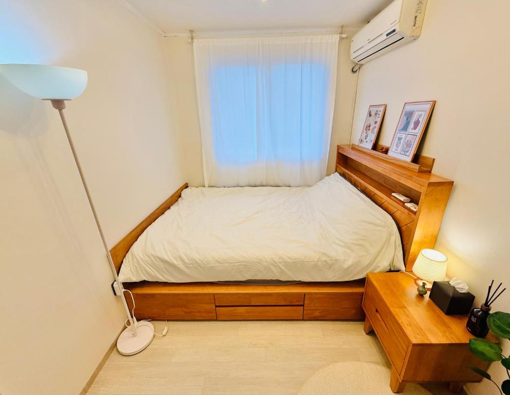 Postel nebo postele na pokoji v ubytování 신규 가산디지털단지역1호선 7호선 2분 공항리무진 홍대 성수 명동 종로30분 고척돔