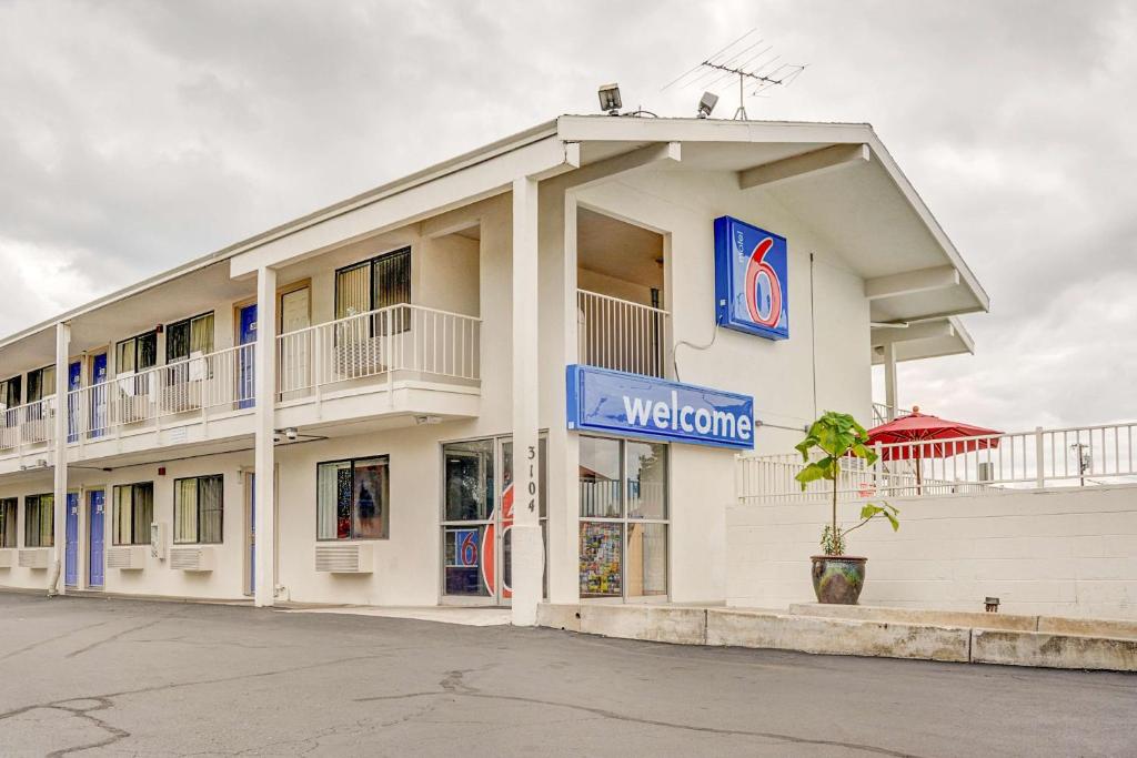 un bâtiment avec un panneau de bienvenue devant lui dans l'établissement Motel 6-Portland, OR - Central, à Portland