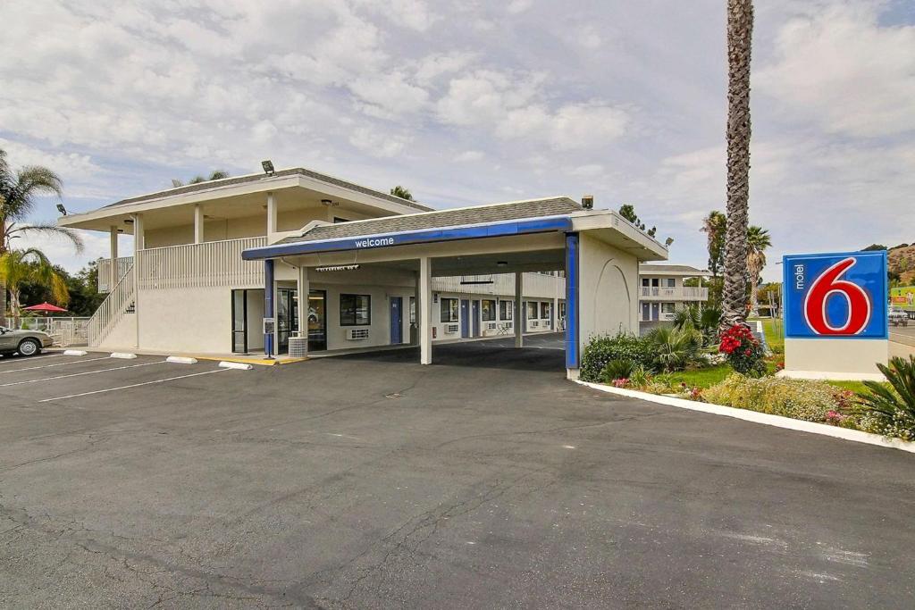 um posto de gasolina com um sinal num parque de estacionamento em Motel 6-Buellton, CA - Solvang Area em Buellton