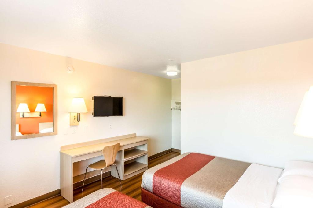 Motel 6-Redding, CA - Central - Deluxe Quadruple Room