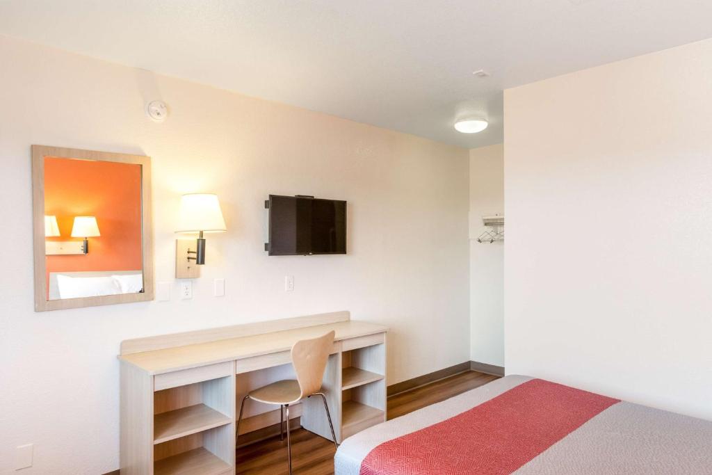 Motel 6-Redding, CA - Central - Deluxe Queen Room
