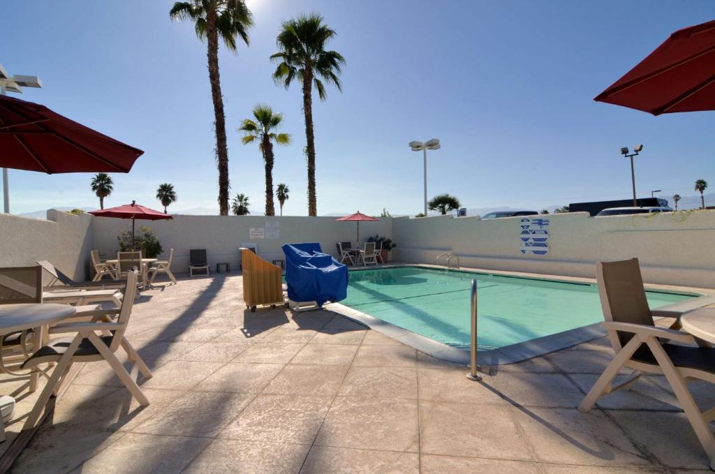 Bazén v ubytování Motel 6-Palm Desert, CA - Palm Springs Area nebo v jeho okolí