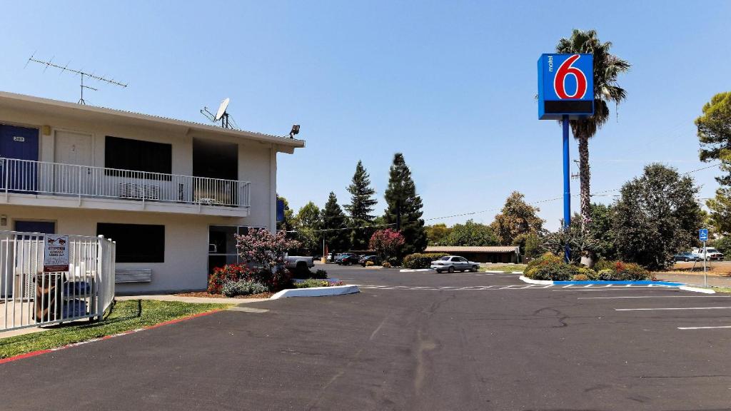 un aparcamiento vacío frente a un hotel en Motel 6-Chico, CA, en Chico