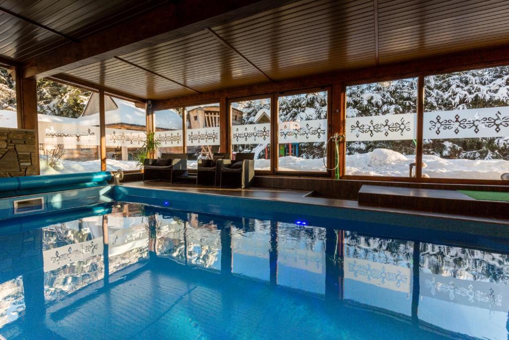 Bazén v ubytování Willa Baciarka-basen, sauny i jacuzzi nebo v jeho okolí