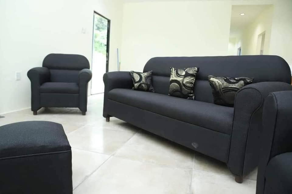 Khu vực ghế ngồi tại Rustic Bamboo Forest Villa