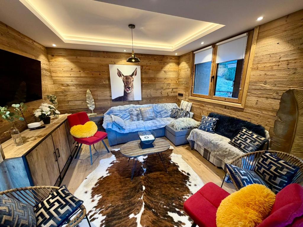 een woonkamer met een bank en een tv bij Le Refuge d'Ours, Champagny in Champagny-en-Vanoise