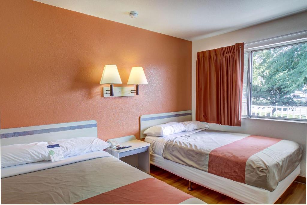 Postel nebo postele na pokoji v ubytování Motel 6-Grants Pass, OR