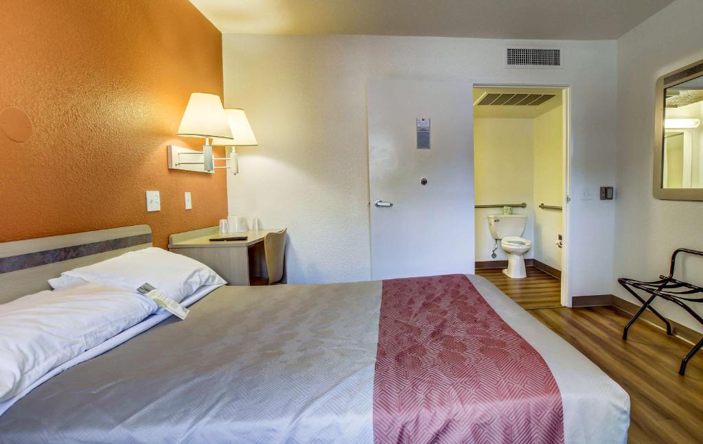 Postel nebo postele na pokoji v ubytování Motel 6-Grants Pass, OR