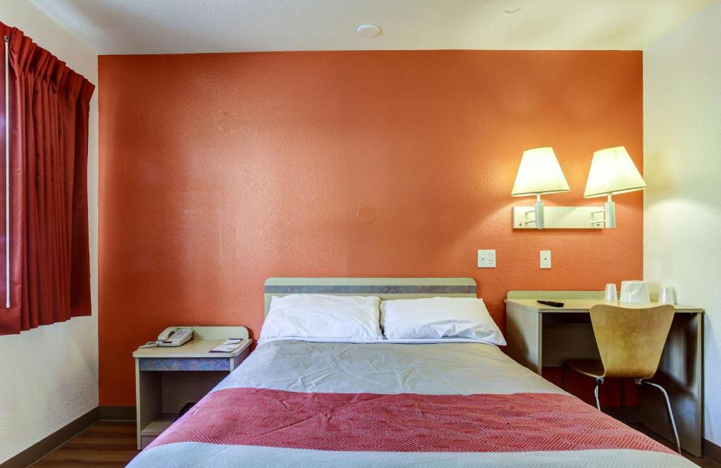 Postel nebo postele na pokoji v ubytování Motel 6-Grants Pass, OR