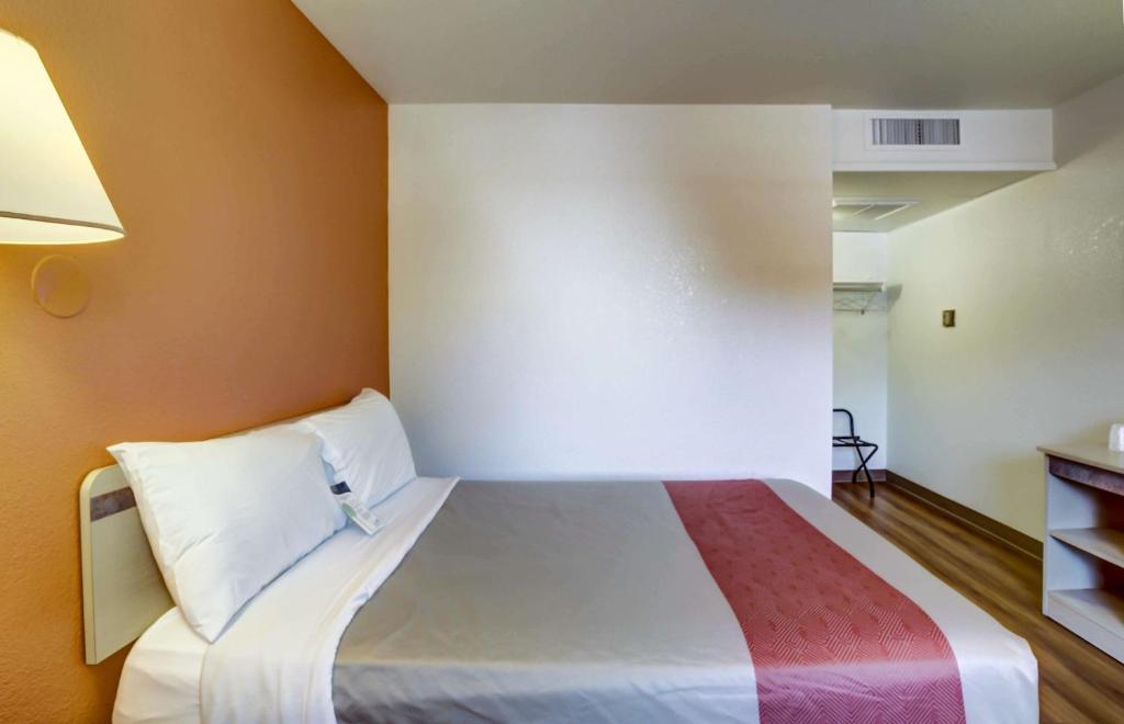 Postel nebo postele na pokoji v ubytování Motel 6-Grants Pass, OR