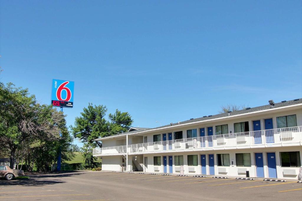 um edifício de hotel com uma placa em frente em Motel 6-Bismarck, ND em Bismarck