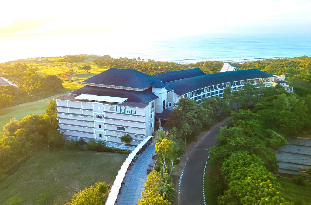 une vue aérienne d'un hôtel avec l'océan en arrière-plan dans l'établissement Ululani Bali, à Uluwatu